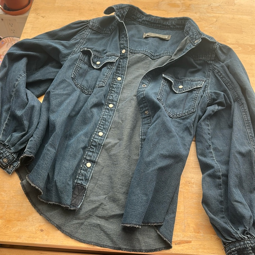 Blue denim shirt with puffy sleeve